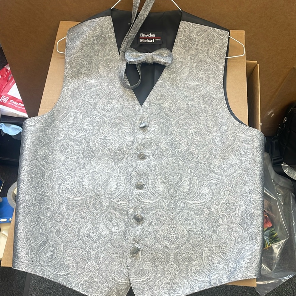 Retro Paisley Silver Tuxedo Vest and Bow Tie Size Medium great condition